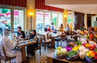 Khalidiya Palace Rayhaan by Rotana - sarapan