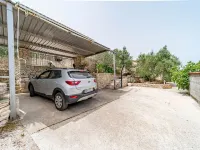 Stone House Blaca - parking