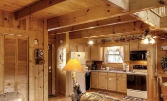 Cozy Cabin Escape 7Mins to Pigeon Forge Hot Tub