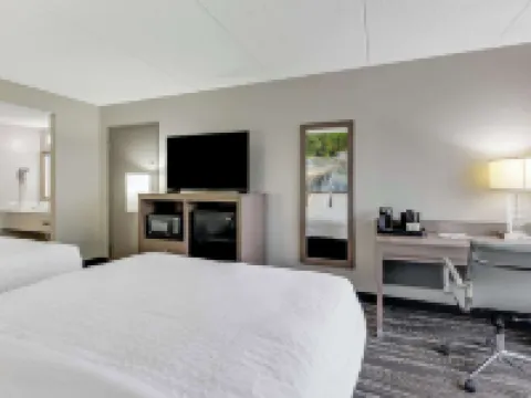 Clarion Pointe Near Erie Casino Hotels in Summit Township