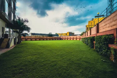 Hotel 5 Flowers Ananta Elite Отели рядом с достопримечательностью «Jagmandir Palace»