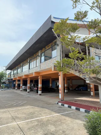 Lopburi Residence Hotel Отели рядом с достопримечательностью «Phra Prang Sam Yot»