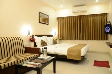 Hotel Sunny International Отели рядом с достопримечательностью «Poonam Chowk»