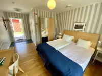 Wallby Säteri Hotels in Skirö