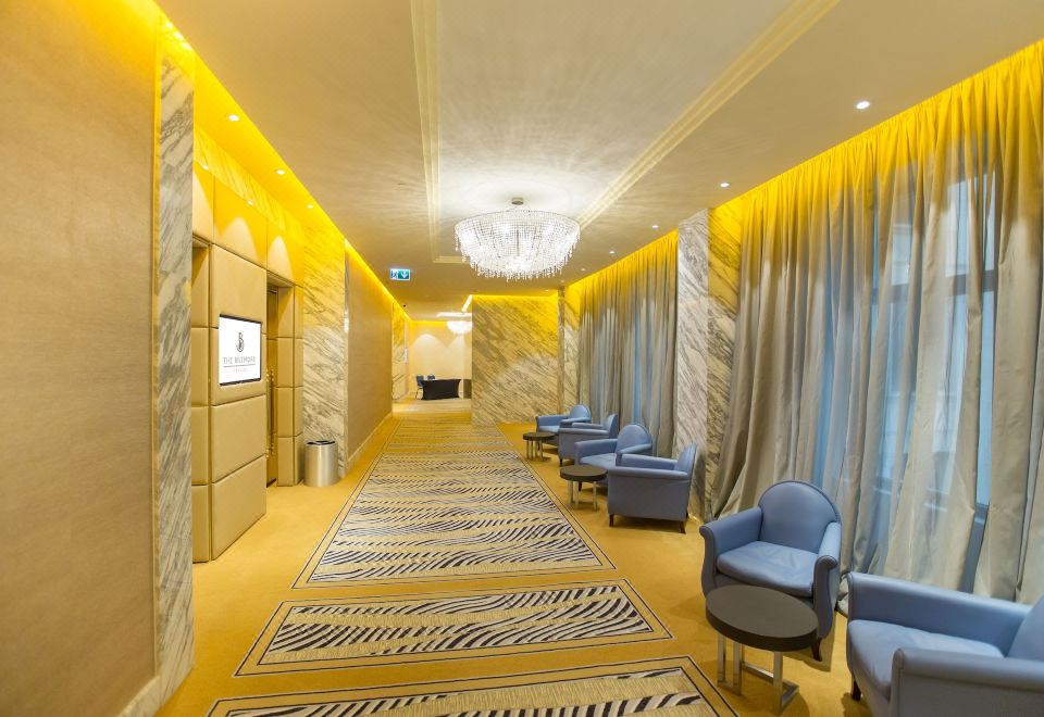 더 빌트모어 호텔 트빌리시의 실내 수영장