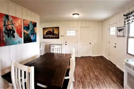 Harris House - Blocks away from quaint downtown Oneonta, Shopping and Food Отели в г. Онеонта