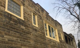 The Stone Castle - with Private Yard & Parking, Near Falls & Casino by Niagara Hospitality