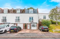 Sunset Townhouse with Parking - Bungalows
