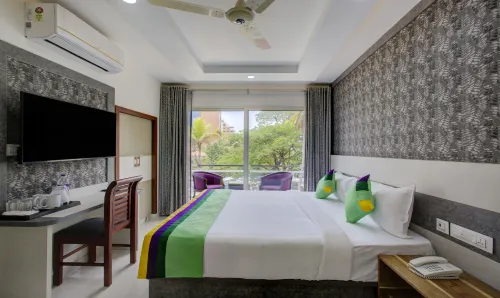 Treebo Love Shore Residency, 290 M from Lakeshore Hospital