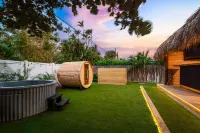 Heated Pool ~ Sauna ~ Hot Tub ~ Tiki Hut ~ Golf ~ 5 min from Beach and Downtown Hotels near Delray Beach Historical Society