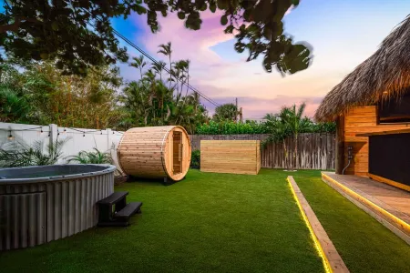 Heated Pool ~ Sauna ~ Hot Tub ~ Tiki Hut ~ Golf ~ 5 min from Beach and Downtown Отели рядом с достопримечательностью «The Art Arena Gallery»