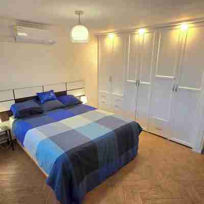 2-Bed Apt Sleeps 4 Steps Out on to the Pool Rooms