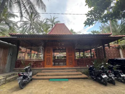 Villa Lova Sambirenteng Hotel berhampiran Pantai Bembeng