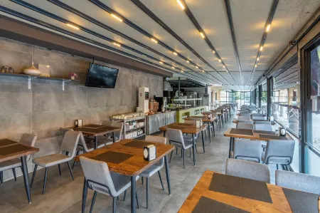 Lara Beach Homes Отели рядом с достопримечательностью «Lara Beach»