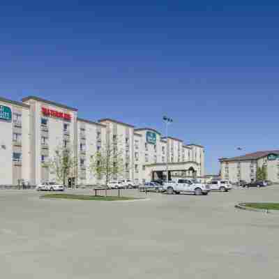 Quality Inn & Suites Hotel Exterior