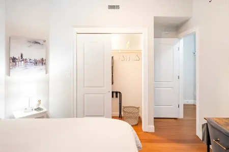 Jennifer's Private City View Apartment Relaxing Deck Отели рядом с достопримечательностью «Парк Роджер Уильямс»