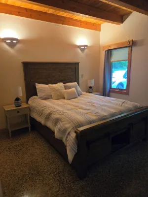 Wooded Log Style Home on the River, easy access off Hwy 10 Hotels in Benton County