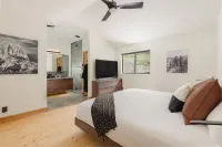 NEW! Remodeled Modern Creekside, 30min from Yosemite