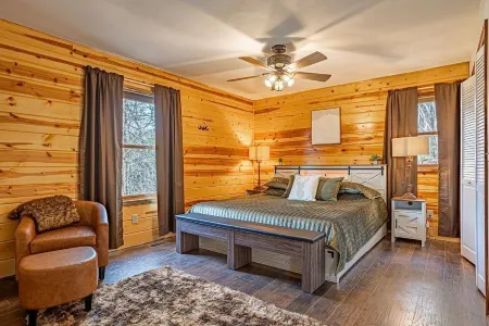 Mountain Retreat with Stunning views, 7 Priv Acres, Sauna, Hot Tub, and Gameroom