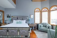 Comfortable & Spacious Luxury Home w/ Chef’s Kitchen only 15 mins to Boston Hotels in Everett