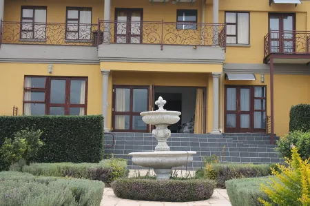 Cradle Mount Hotel & Conference Centre Отели в г. Крюгерсдорп