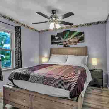 Spacious 6-bedroom house with WiFi, AC  and free Parking in brilliant Buffalo Rooms