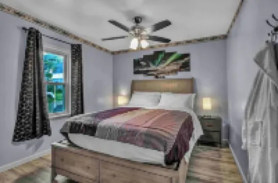 Spacious 6-bedroom house with WiFi, AC  and free Parking in brilliant Buffalo