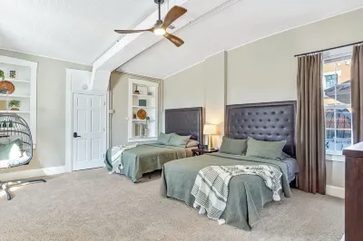 Firepit, Rooftop Deck, Games & Bridal Suite and Right Next to the Coffee Girl Hotels in 