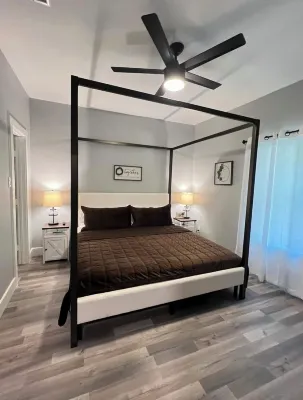 Charming 3-bedroom 2 bathroom  house in Terrell with WiFi and AC