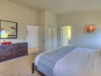 Water view! Luxury Port Suite -- walk to cafes, shops, galleries & beaches. Hotels in Eastsound