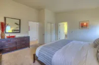 Water view! Luxury Port Suite -- walk to cafes, shops, galleries & beaches. Hotel in zona Aeroporto di Orcas Island
