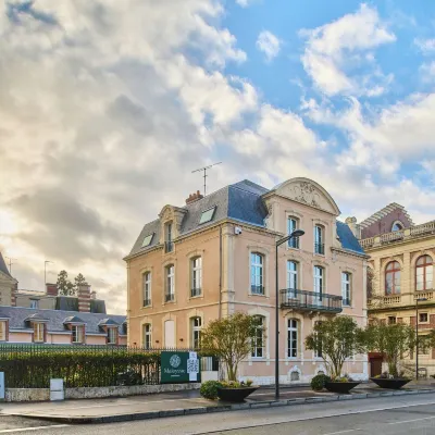 Maleyssie les Suites Hotels near Chartres Town Hall