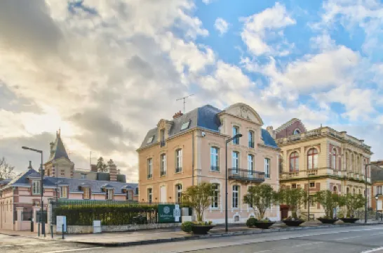 Maleyssie les Suites Hotels near Eglise Saint-Aignan de Chartres