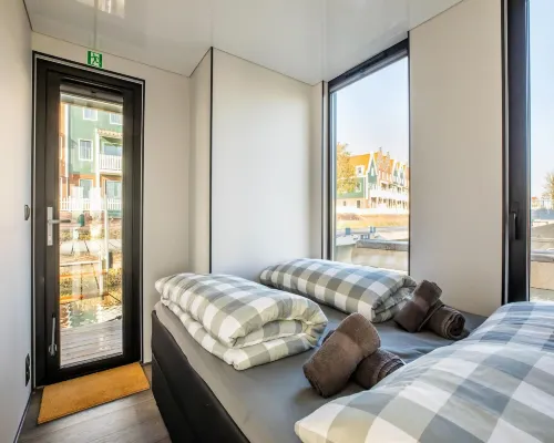 Beautiful Houseboat with Shared Pool Hotels in Volendam