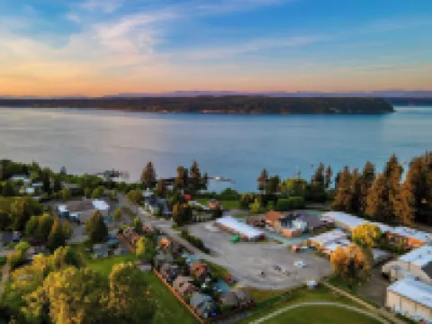 Sunny Backyard Fireplace Coastal Access in Peaceful Neighborhood Near Shopping Hotels in Langley