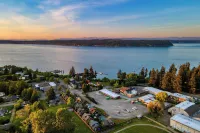 Sunny Backyard Fireplace Coastal Access in Peaceful Neighborhood Near Shopping Hotels in Langley