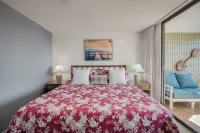 Central AC Ocean & Mountain View 2-Bedroom 2-Bath Condo Across Magic Sands Beach Hotel in zona White Sands Beach（La'aloa Bay）