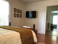 Glenn Falls Cottage with spectacular treetop views and access to the Glen Falls!