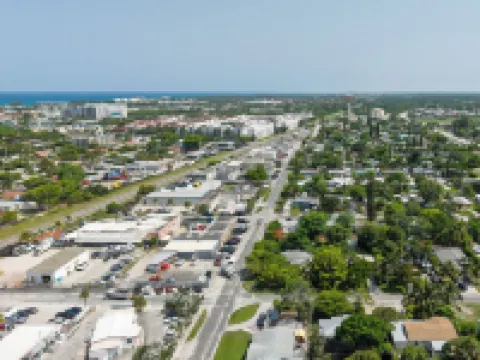 Cozy Coastal Retreat! Fenced Turf Yard • Bikes • Hammock • BBQ • 65” TV Hotels in Boynton Beach