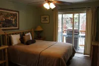 Walk to Lifts & Main Street, Bright, Updated Condo, 2BR+Loft Hotels in Warriors Mark