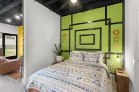 A Vibrant & Chic Studio 5 Min from Broadway Hotels near Walmart Supercenter