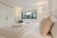 Newly renovated 4 en-suite bedrooms, panoramic sea views, Hot Tub, EV charger - balcony