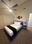 “Spacious 4-Beds, 2-Baths House with Pool - Perfect for Family Getaways Goodwill Retail Store and Donation Center附近的飯店