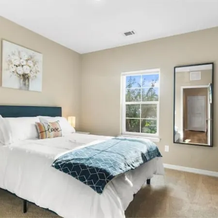 Elegant 1BR/1BA Condo with Pool, Gym and Laundry