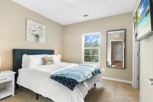 Elegant 1BR/1BA Condo with Pool, Gym and Laundry