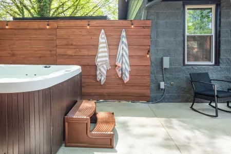 Cozy 1-BR Guesthouse Knoxville - Pet Friendly/Hot Tub//Private Patio/Quiet