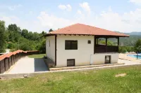 A ROOF ON THE GRASS Hotel di 