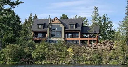 5000 sq ft luxury vacation home with 6 bedrooms 7 bathroom.