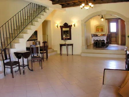 Luxurious villa with huge garden & private Heated pool in paradise environment