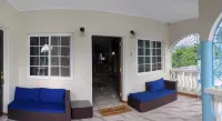 St. Thomas Oasis is a charming 3-bedroom house with WiFi and AC in St. Thomas. - Homestays